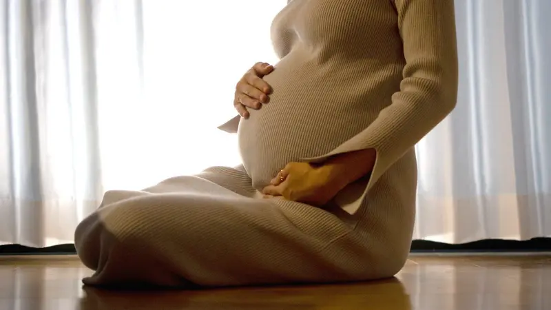 ¿Por qué las mujeres dan a luz acostadas si no es la mejor posición? La historia detrás de una práctica cuestionada